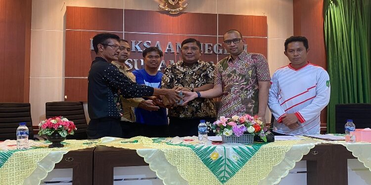 FOTO : AKH/MATAKALTENG - Pj Kades Petarikan saat mengembalikan dana desa di Kejaksaan Negeri Sukamara untuk disetorkan ke Kas Desa Petarikan Kecamatan Sukamara.