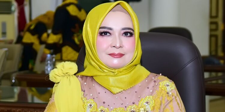 Hj. Nyimas Artika, Ketua Fraksi Golkar.