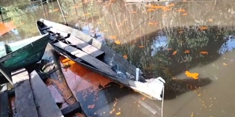 FOTO: IST/MATA KALTENG - Nampak limbah CPO mencemari sungai Mentaya di Kecamatan Cempaga Hulu diduga berasal dari perusahan kebun kelapa sawit sekitar.