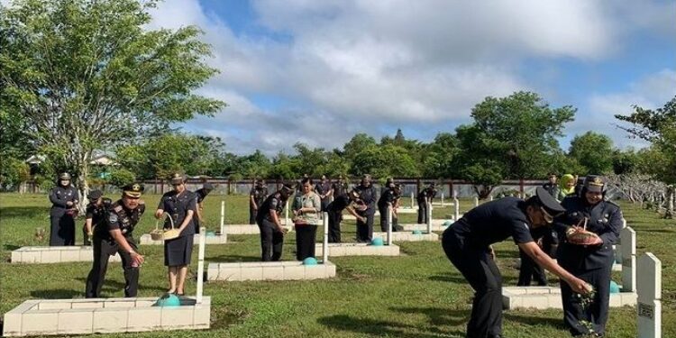 FOTO: LAPAS/MATA KALTENG - Kegiatan tabung bunga di Taman Makam Pahlawan (TMP) Batarung Jl. Jendral Sudirman, KM 06 Kota Sampit.