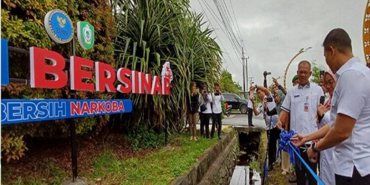 FOTO: IST/MATA KALTENG - Peresmian branding Kotim Bersinar oleh Wakil Bupati Kotim, Irawati di Pintu Gerbang Nur Mentaya Stadion 29 November, Jalan Tjilik Riwut, Sampit, Rabu 24 April 2024 lalu.