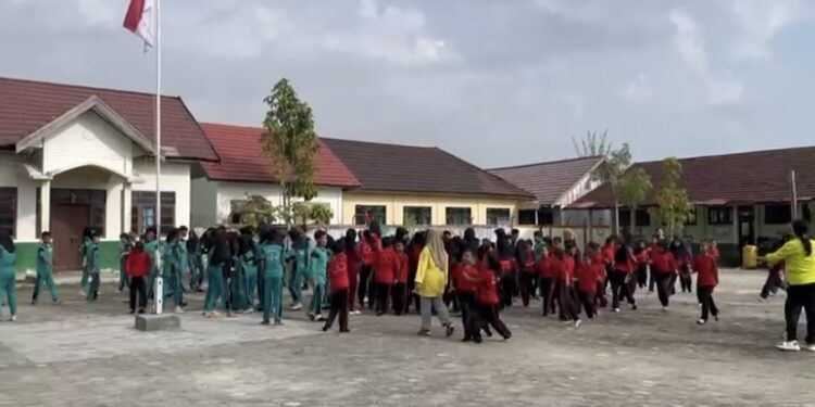 FOTO: IST/MATA KALTENG - Simulasi bencana di SDN 4 Baamang Hilir, Jumat 26 April 2024.