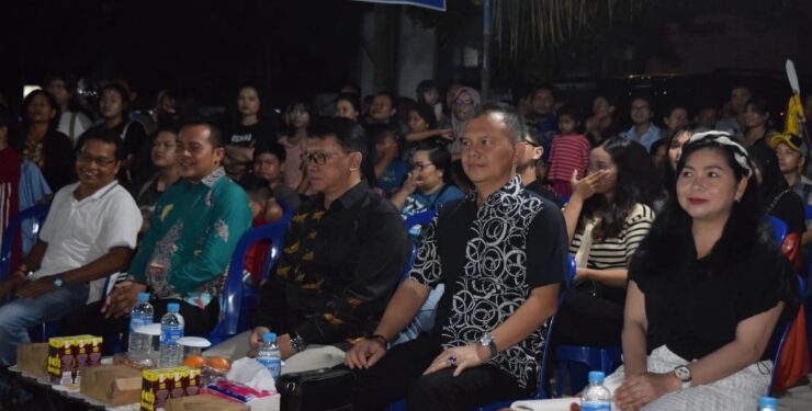 FOTO : DISKOMINFO SANTIK/MATA KALTENG - Bupati Gumas Jaya S Monong didampingi Sekda Richard, dan Ketua TP-PKK Mimie Mariatie Jaya S Monong, ketika menghadiri pentas seni danting menari tahun 2024, di Taman Kota Kuala Kurun, Sabtu, 27 April 2024 malam.