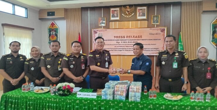 FOTO : KEJARI GUMAS/MATA KALTENG - Kajari Gumas Sahroni didampingi Kasi Intel Teguh Iskandar, dan Kasi Pidsus Andi Yaprizal, ketika menyerahkan eksekusi uang pengganti dan barang bukti, kepada KCP BRI Kuala Kurun Agoes Sugiarso, dalam perkara tindak pidana korupsi pemanfaatan DAK fisik pembangunan prasarana SMPN tahun anggaran 2020, di aula kantor kejaksaan setempat, Jumat, 26 April 2024.