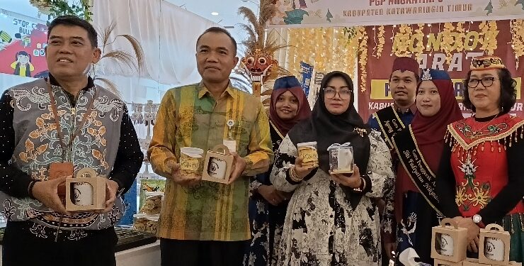 FOTO : DEVIANA/MATAKALTENG - Kadisdik Kotim bersama wabup Irawati dan Kepala Balai Guru Penggerak Kalteng I Ketut Sukajaya, saat meninjau stand pameran panen hasil belajar CGP, Minggu 28 April 2024.