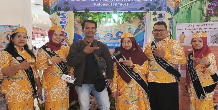 FOTO : DEVIANA/MATAKALTENG - Calon guru penggerak saat menggelar festival panen hasil belajar, Minggu 28 April 2024.