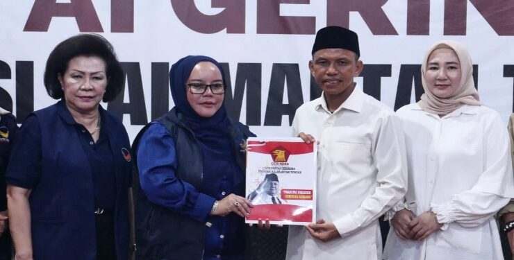 FOTO : OLIVIA/MATAKALTENG - Faridawaty Darland Atjeh saat mendaftar sebagai bakal calon Gubernur Kalteng 2024 melalui DPD Partai Gerindra Provinsi Kalteng.