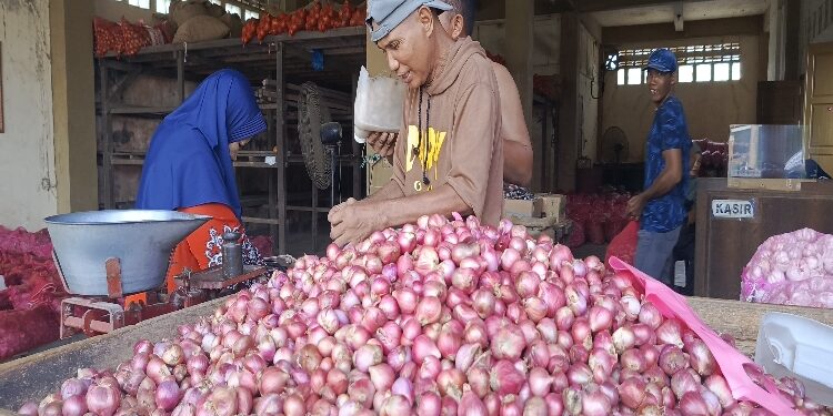 FOTO : DEVIANA/MATAKALTENG - Aktivitas jual beli di Toko Ali Jalan Juanda, Minggu 28 April 2024.