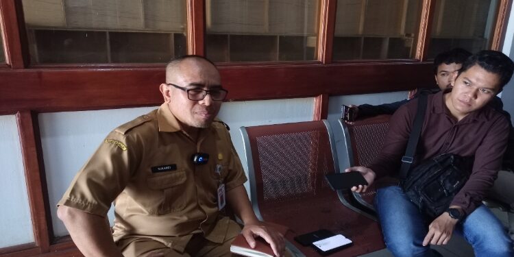 FOTO: ALDI/MATA KALTENG - Kepala Bapenda Seruyan, Sukardi (kiri) saat di wawancarai oleh sejumlah awak media di Kantor DPRD Seruyan beberapa waktu lalu.