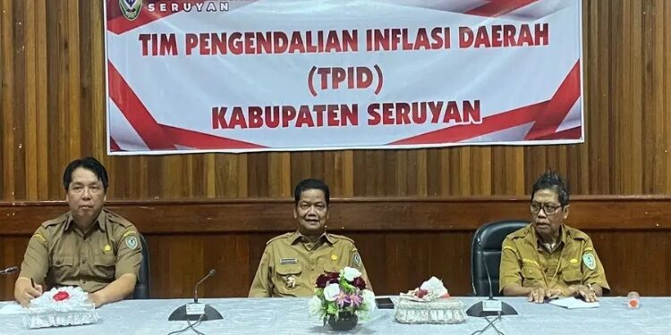 FOTO: PROKOM SERUYAN/MATA KALTENG - Pj Bupati Seruyan, Djainuddin Noor (tengah) saat menghadiri rakornas pengendalian inflasi di daerah secara zoom meeting di Aula Kantor Bupati Seruyan, Senin 29 April 2024.