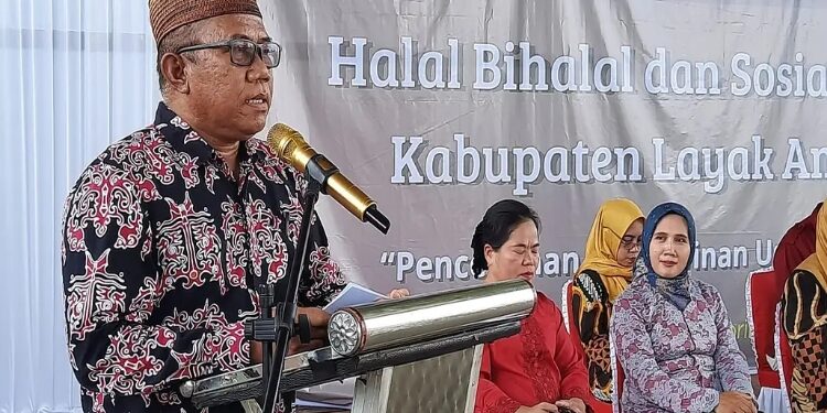 FOTO: PROKOM SERUYAN/MATA KALTENG - Asisten Pemerintahan dan Kesejahteraan Rakyat Setda Seruyan, Agus Suharto saat memberikan sambutan dalam agenda Halal Bihalal dan Sosialisasi KLA di Tenis Indoor Kuala Pembuang, kemarin.