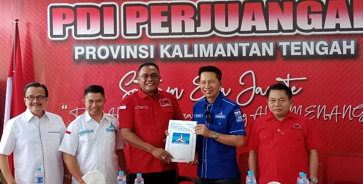Ketua DPD Partai Demokrat Kalteng, Nadalsyah saat mendaftarkan diri sebagai calon gubernur Kalteng di DPD PDIP Kalteng
