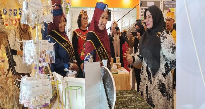 FOTO : DEVIANA/MATAKALTENG - CGP saat berbincang dengan Wakil Bupati Kotim Irawati di festival Penen hasil belajar, Minggu 28 April 2024.
