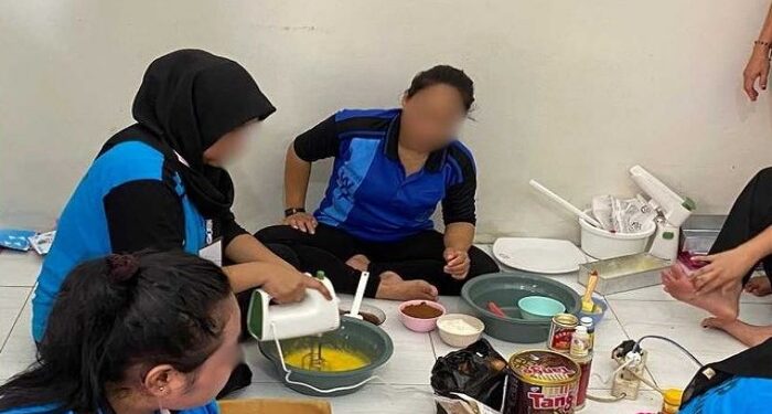 Foto: LAPAS/MATA KALTENG - WBP Wanita saat belajar membuat kue di Lapas Sampit belum lama ini.