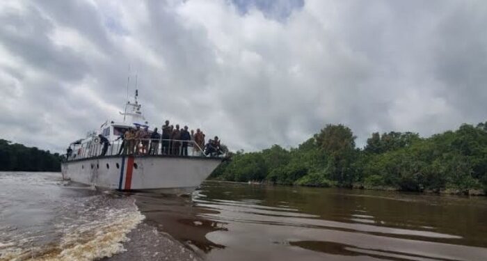 Foto: IST/MATA KALTEMG - Tim survey pemerintah Kotim saat menuju Pulau Hanibung, Desa Camba, Kecamatan Kota Besi, Kotim bulan Januari 2024 lalu.