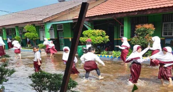 Foto: IST/MATA KALTENG - Suasana SDN 6 Ketapang, Sampit saat direndam banjir, 29 April 2024.