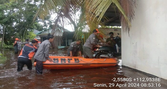 FOTO : IST/MATAKALTENG - Anggota BPBD Kotim saat membantu warga mengevakuasi harta benda, Senin 29 April 2024.