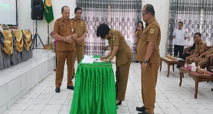 FOTO : DISKOMINFO SANTIK/MATA KALTENG - Bupati Gumas Jaya S Monong diwakili Asisten I Setda Lurand, didampingi Kepala Dinas Perpustakaan dan Kearsipan Maria Efianti, Kepala Dinas Komunikasi, Informatika, Persandian dan Statistik Ruby Haris, ketika menandatangani komitmen bersama sadar tertib arsip, di aula kantor bapperida, Senin, 29 April 2024.
