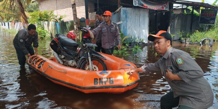 Foto: IST/MATA KALTENG - Evakuasi sepeda motor korban banjir di Jalan Teratai 4, Sampit, Kotim, 29 April 2024.