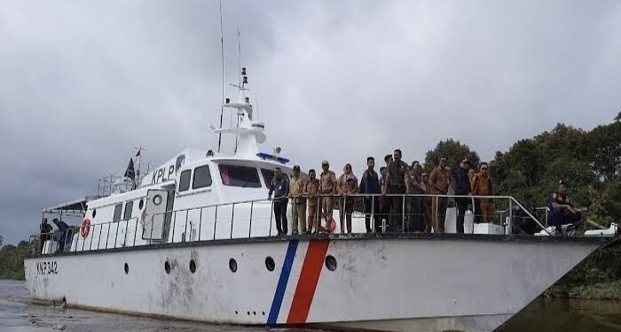 Foto:IST/MATA KALTENG - Bupati Kotim beserta jajaran saat meninjau lokasi destinasi wisata baru di Pulau Hanibung, Desa Camba, Kecamatan Kota Besi, Kotim beberapa waktu lalu.
