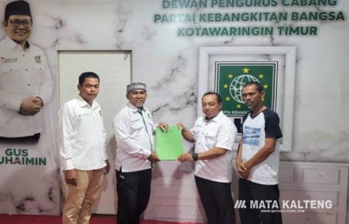 Foto: IST/MATA KALTENG - Pendaftaran Aswin Nur sebagai kandidat Pilkada Kotim di Sekretaris PKB Kotim, 29 April 2024.