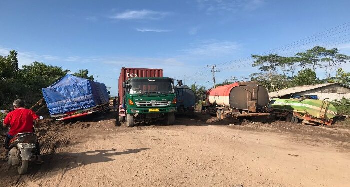 Foto: DOK/MATA KALTENG - Truk yang terperosok di Jalan Lingkar Selatan, Sampit, Kotim.