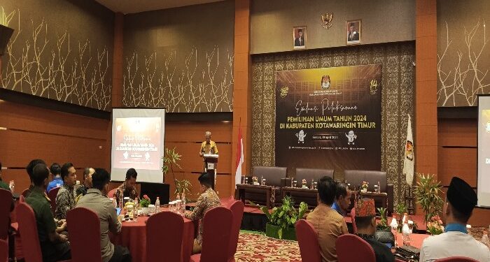 FOTO : DEVIANA/MATAKALTENG - Kepala Kesbangpol Kotim Sanggul Lumban Gaol saat membuka evaluasi pelaksanaan pemilu 2024, Selasa 30 April 2024.