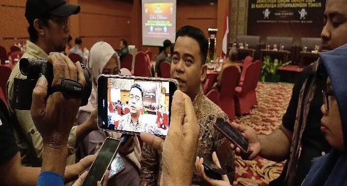 FOTO : DEVIANA/MATAKALTENG - Ketua KPU Kotim saat dimintai keterangan oleh awak media, Selasa 30 April 2024.