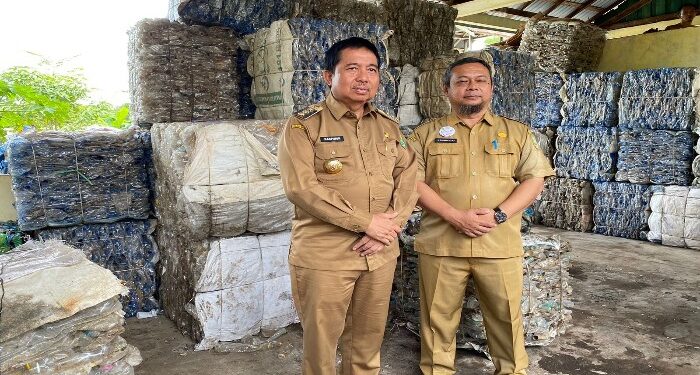 Foto : AKH/MATAKALTENG - Pj Bupati Sukamara Kaspinor bersama Kepala DLH Sukamara M Fakhmy Rizali saat berada di Bank Sampah TPA Sukamara.