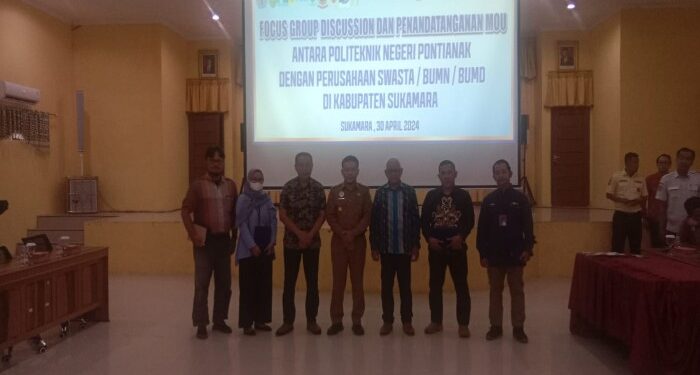 Foto : AKH/MATAKALTENG - Sekda Sukamara Rendy Lesmana saat foto bersama dengan pihak Kampus PSDKU Polnep di Sukamara dan pihak perusahaan swasta, BUMN dan BUMD.