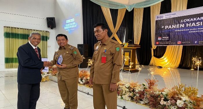 Foto : AKH/MATAKALTENG - Pj Bupati Sukamara Kaspinor saat menerima cinderamata dari Balai Guru Penggerak Kalimantan Tengah.