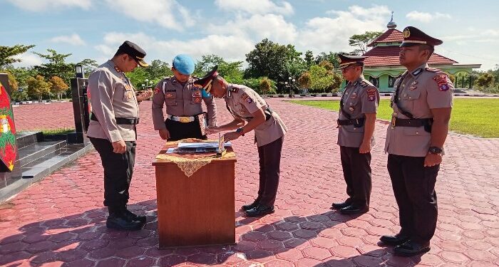 FOTO : HUMAS POLRES GUMAS/MATA KALTENG - Kapolres Gumas AKBP Theodorus Priyo Santosa memimpin sertijab Wakapolres dan Kapolsek Tewah di halaman mapolres setempat, Selasa, 30 April 2024.