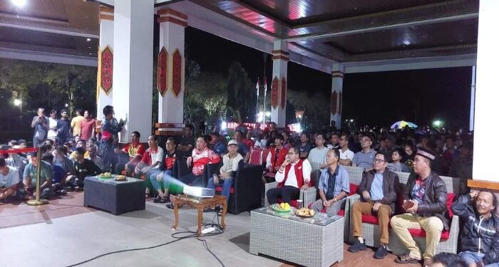 FOTO : MATAKALTENG - Pj Bupati Katingan Saiful, saat nonton bareng di di halaman Lobby depan Kantor Bupati Katingan.