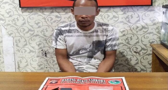 FOTO: IST/MATAKALTENG- T (36) beserta barang bukti sabu saat diamankan di Mapolres Kotim.