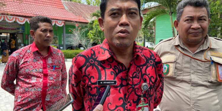Foto: MATAKALTENG - Kepala Disdik Kotim, M Irfansyah (tengah).