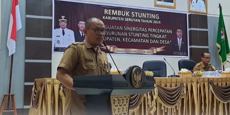 FOTO: PROKOM SERUYAN/MATA KALTENG - Pj Sekda Seruyan, Bahrun Abbas saat memberikan sambutan dalam agenda rembuk stunting di Aula Bappedalitbang, kemarin.