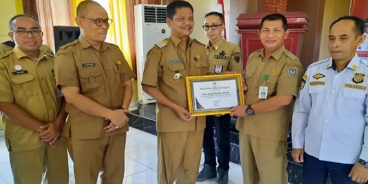 FOTO: PROKOM SERUYAN/MATA KALTENG - Pj Bupati Seruyan Djainuddin Noor saat menyerahkan piagam penghargaan kepada OPD penerimaan terbaik tahun anggaran 2023 dalam agenda rakor dan evaluasi penerimaan PAD tahun anggaran 2024 di Aula Bapenda Seruyan, kemarin.