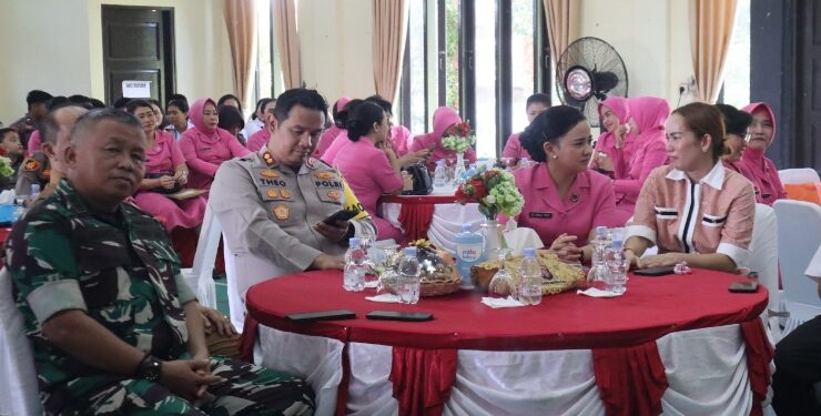 FOTO : DPRD GUMAS/MATA KALTENG - Anggota DPRD Kabupaten Gumas Nomi Aprilia (dua dari kanan) ketika menghadiri acara kenal pamit wakapolres dan kapolsek tewah, di Aula Patria Tama Polres setempat, Selasa, 30 April 2024.