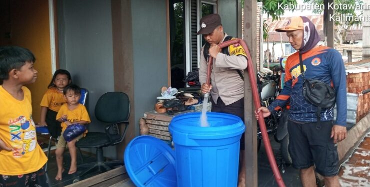 FOTO : IST/MATAKALTENG - Anggota BPBD saat menyalurkan air bersih, Rabu 1 April 2024.