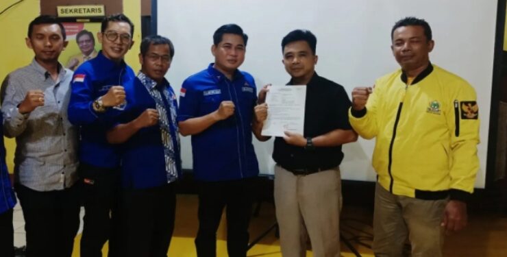FOTO : IST/MATA KALTENG - Ketua DPC Demokrat saat mendaftar sebagai kandidat Pilkada Kotim di sekretariat Golkar Jalan Tambun Bungai, Kecamatan Mentawa Baru Hulu, Kotim.