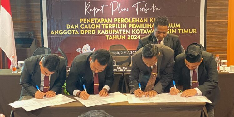 Foto: DIAN/MATA KALTENG - Penandatanganan penetapan nama terpilih Anggota DPRD Kotim dalam Pemilu 2024.