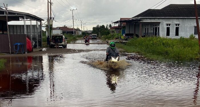 Foto: DIAN/MATA KALTENG - Banjir yang terjadi di akses masuk Graha Pramuka, Jalan Pramuka, Sampit, Kotim.