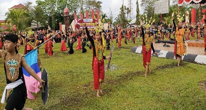 FOTO : DEVIANA/MATAKALTENG - Penampilan hari kolosal dari pelajar SMP di Kotim saat Hardiknas, Kamis 2 Mei 2024.