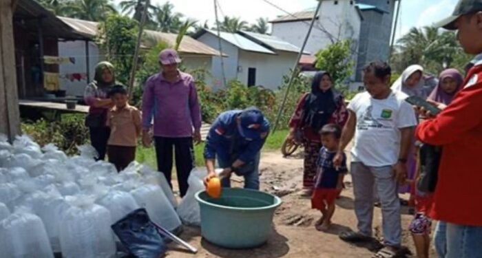Foto:IST/MATA KALTENG - Penyerahan bantuan bibit ikan untuk nelayan di Desa Sei Ijum Raya beberapa waktu lalu.