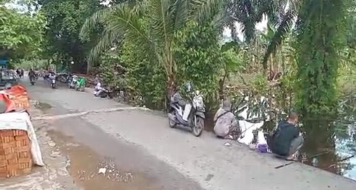 Foto: IST/MATA KALTENG - Sejumlah warga yang memancing saat terjadi banjir di Jalan Sempurna Barat.