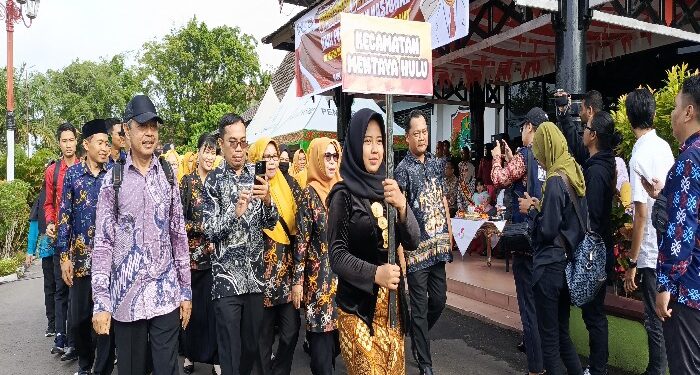 FOTO : DEVIANA/MATAKALTENG - Sejumlah guru saat mengikuti kegiatan peringatan Hardiknas, Kamis 2 Mei 2024.