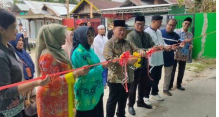 Foto: IST/MATA KALTENG - Bupati Kotim Halikinnor saat meresmikan gedung baru Raudhatul Athfal (RA) Melati belum lama ini.