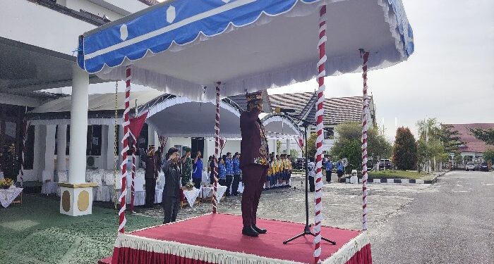 FOTO : DISKOMINFO SANTIK/MATA KALTENG - Bupati Gumas Jaya S Monong yang diwakili Kepala Disdikpora Aprianto saat menjadi irup, pada peringatan hardiknas tahun 2024, di halaman kantor bupati setempat, Kamis, 2 Mei 2024.