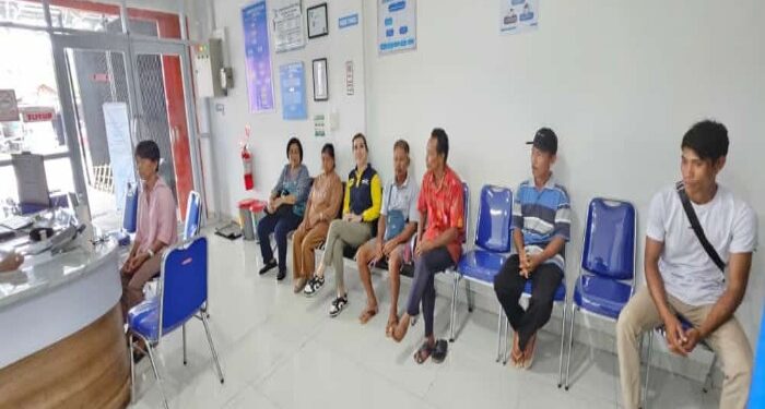 FOTO : PMI GUMAS/MATA KALTENG - Sejumlah warga kurang mampu diperiksa, sebelum nanti menjalani operasi katarak, di Klinik Mata Isen Mulang Palangka Raya, belum lama ini.