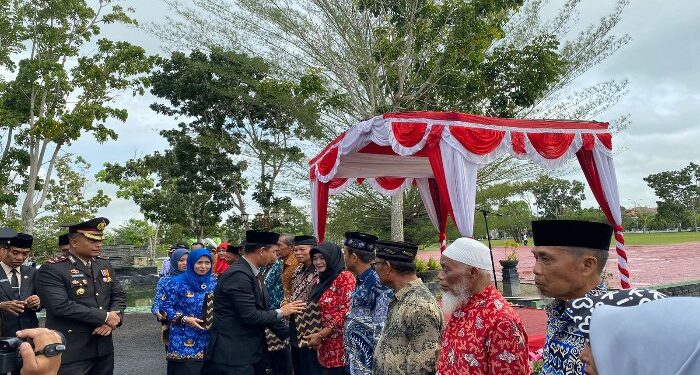 Foto : AKH/MATAKALTENG - Assisten I Bidang Pemerintahan dan Kesejahteraan Rakyat Setda Sukamara, Yofi Yudistira saat menyerahkan bingkisan kepada pensiunan guru.